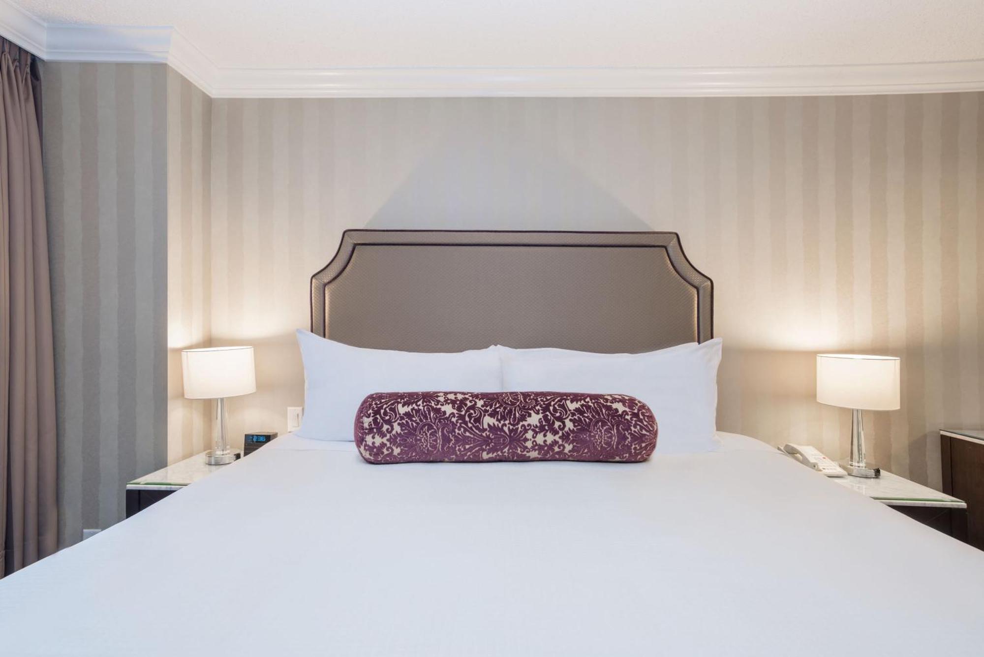 La Grande Residence At The Sutton Place Hotel Vancouver Ngoại thất bức ảnh A bolster pillow on a bed