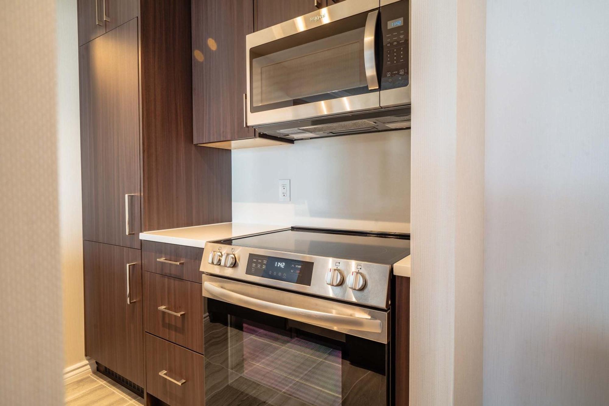 La Grande Residence At The Sutton Place Hotel Vancouver Ngoại thất bức ảnh A microwave oven above a stove