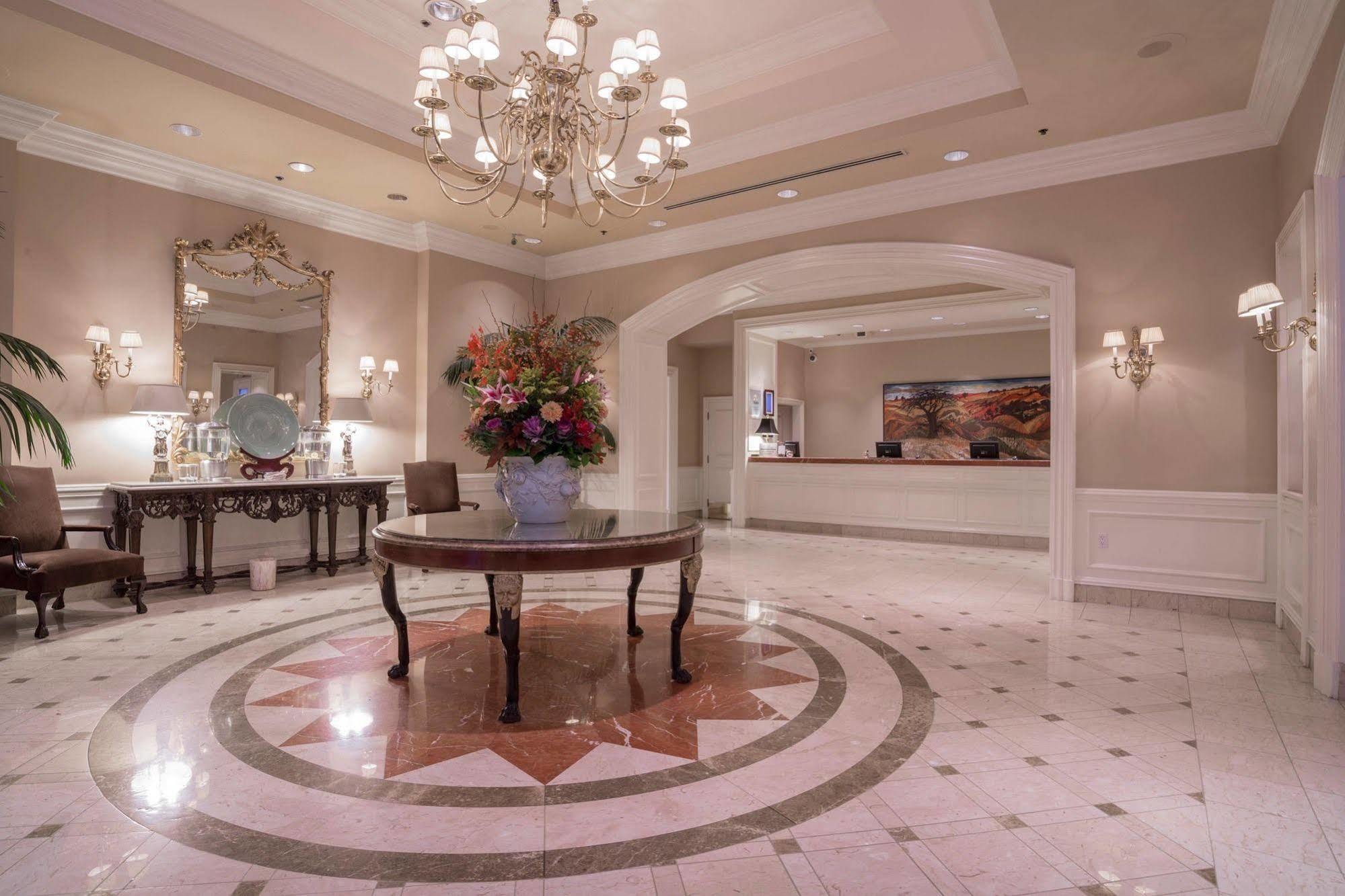 La Grande Residence At The Sutton Place Hotel Vancouver Ngoại thất bức ảnh The lobby of the Inn at the Opera