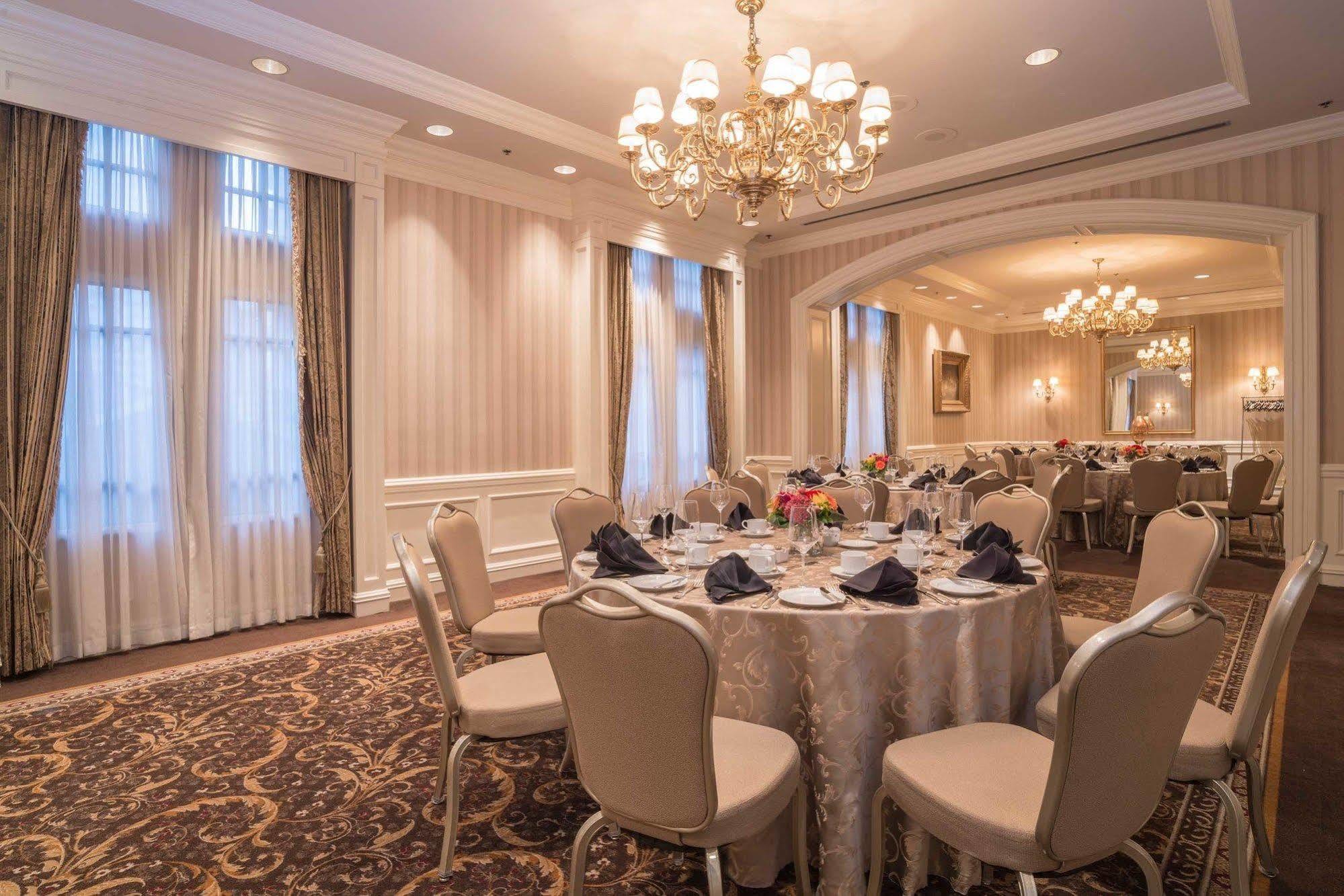 La Grande Residence At The Sutton Place Hotel Vancouver Ngoại thất bức ảnh The ballroom at the Union League Club of Chicago